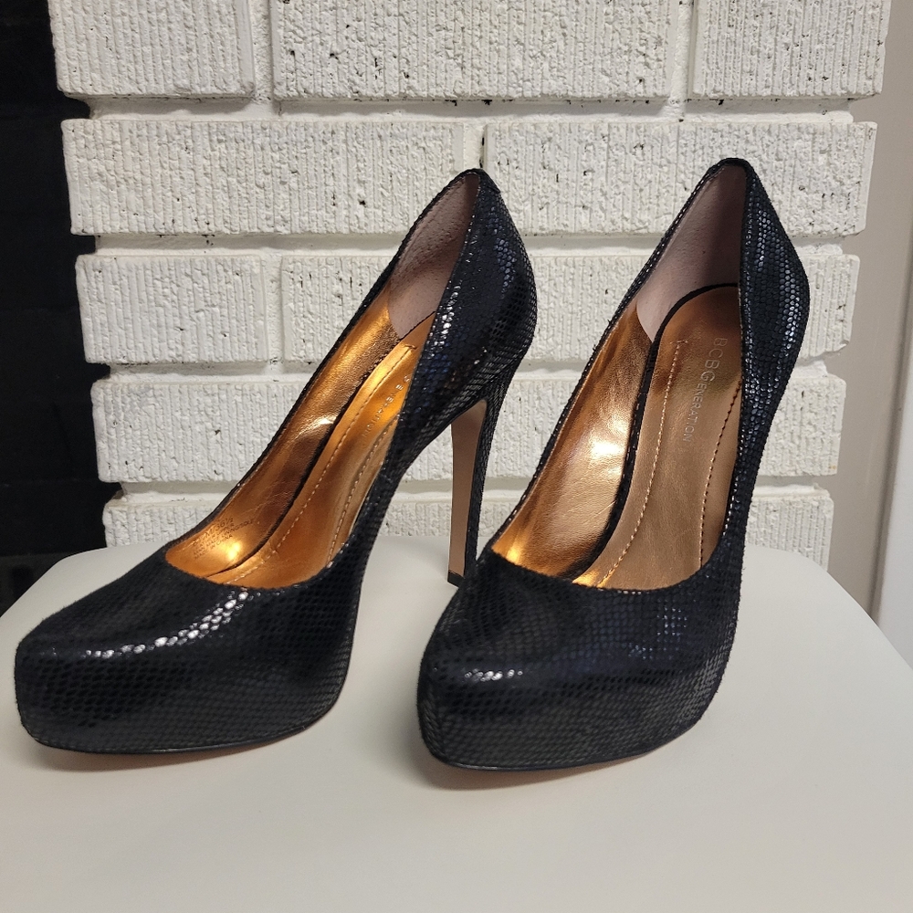 BCBG pumps size 6.5 black leather snake skin
